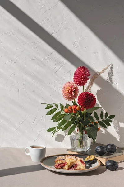 Солодкий Затишний Осінній Ранковий Сніданок Сливовий Пиріг Тарілці Чашка Чаю — стокове фото
