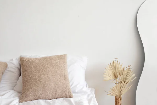 Elegantes Gemütliches Schlafzimmer Bett Mit Beigem Kissen Und Weißem Textil — Stockfoto