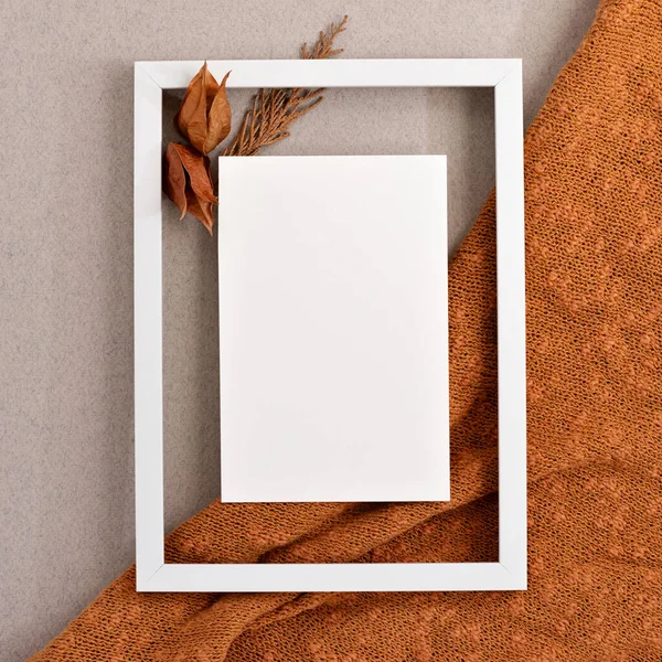 Boş Kağıt Kart Çerçeve Sınırında Turuncu Örgü Kumaşlı Kurumuş Çiçeklerle — Stok fotoğraf
