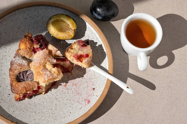 Stück Der Berühmten Pflaumentorte Kuchen Auf Einem Teller Mit Teelöffel — Stockfoto