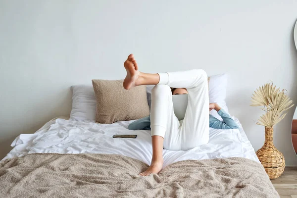 Entspannter Teenager Der Mit Knöchelhohen Beinen Auf Dem Bett Liegt — Stockfoto