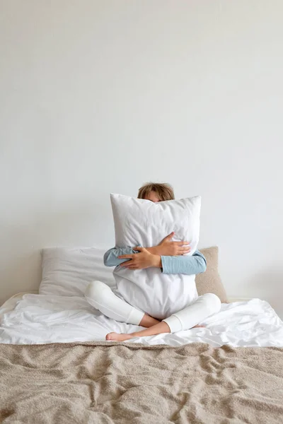 Gesunder Schlaf Traumkonzept Teenager Junge Sitzt Auf Bett Umarmt Kissen — Stockfoto