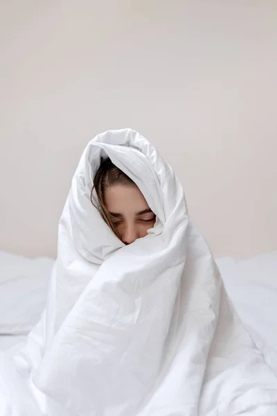 Uykucu Uykulu Ergen Çocuk Beyaz Battaniyeye Sarılıp Gözleri Kapalı Bir — Stok fotoğraf