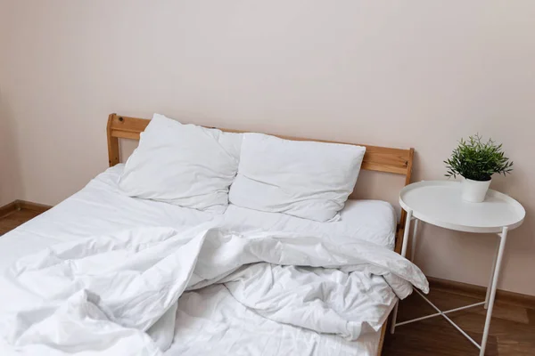 Ungemachtes Bett Mit Weißer Unordentlich Zerknitterter Decke Kissen Und Laken — Stockfoto