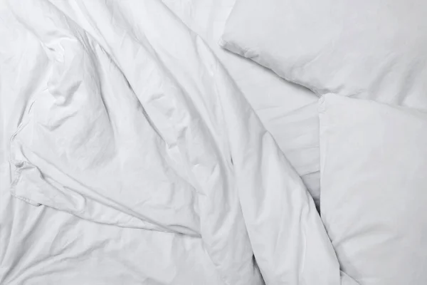 Weiße Zerknüllte Baumwolldecke Kissen Und Laken Chaotisches Schlafzimmer Ästhetisch Neutrale — Stockfoto