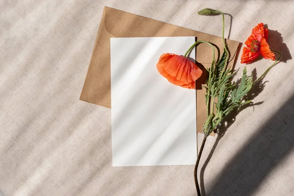 Blank Card Mockup Envelope Red Poppy Flowers Beige Linen Background — Stock Photo, Image