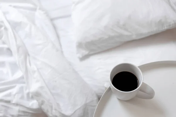 Kaffeetasse Auf Dem Tisch Neben Ungemachtem Bett Mit Unordentlicher Zerknitterter — Stockfoto