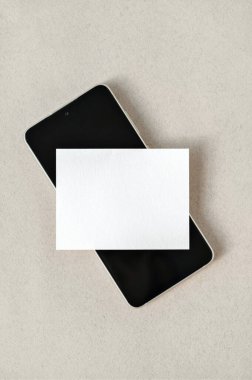 Cep telefonunda, tarafsız bej arka planda, boş kağıt maketi. En düşük ticari marka şablonu.