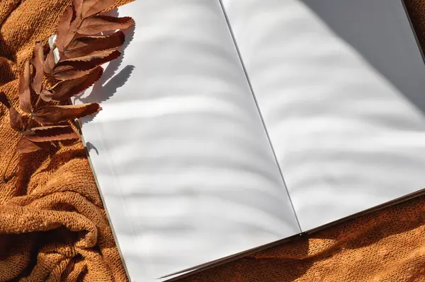 Открытый Макет Блокнота Коричневой Трикотажной Ткани Осенними Листьями Естественными Солнечными — стоковое фото