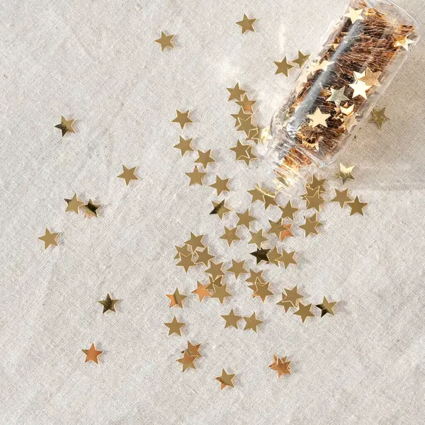 Confettis Étoile Scintillent Dispersés Bouteille Sur Fond Texture Lin Beige — Photo