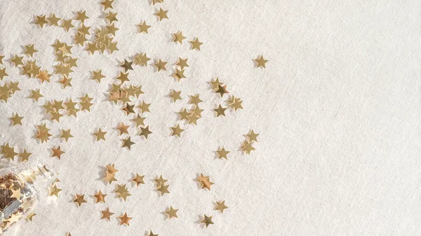 Fondo Festivo Minimalista Estético Navideño Confeti Estrella Dorada Sobre Textura —  Fotos de Stock