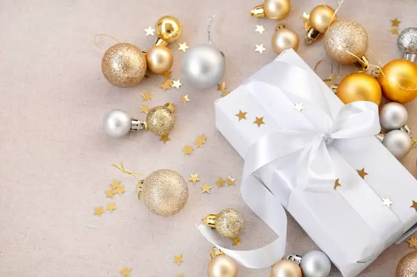 Beyaz Hediye Kutusu Altın Gümüş Noel Süsleme Topları Tarafsız Bej — Stok fotoğraf