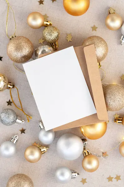 Mockup Cartão Papel Branco Branco Envelope Ouro Ornamentos Natal Prata — Fotografia de Stock