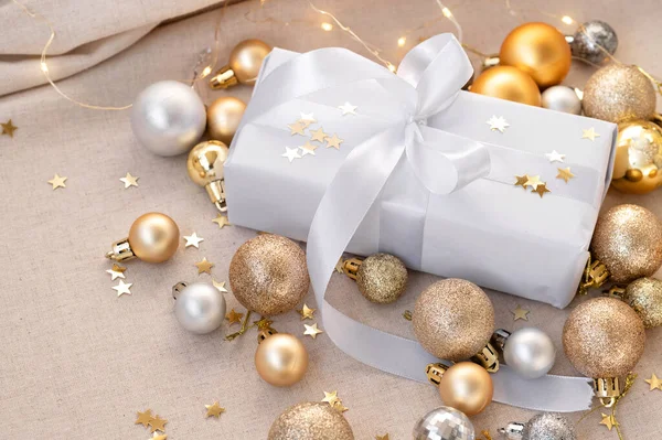 Slavnostní Vánoce Nebo Nový Rok Pozadí Bílou Dárkovou Krabicí Zlaté — Stock fotografie