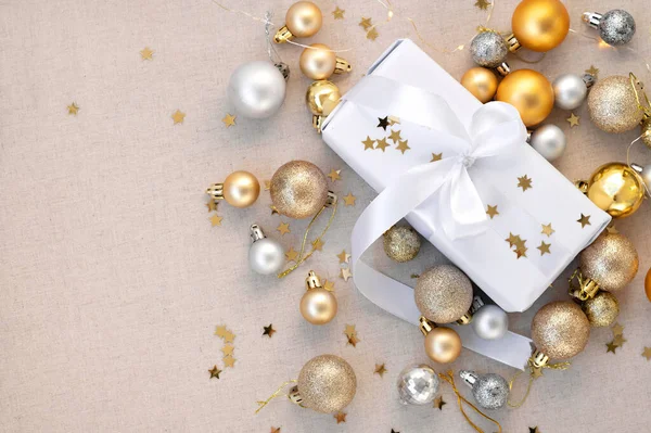 Bílá Dárková Krabice Zlaté Stříbrné Vánoční Ozdoby Koule Věnec Světlo — Stock fotografie