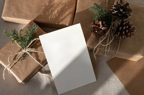 Presentes Férias Natal Maquete Cartão Postal Mesa Brown Crafted Caixas — Fotografia de Stock
