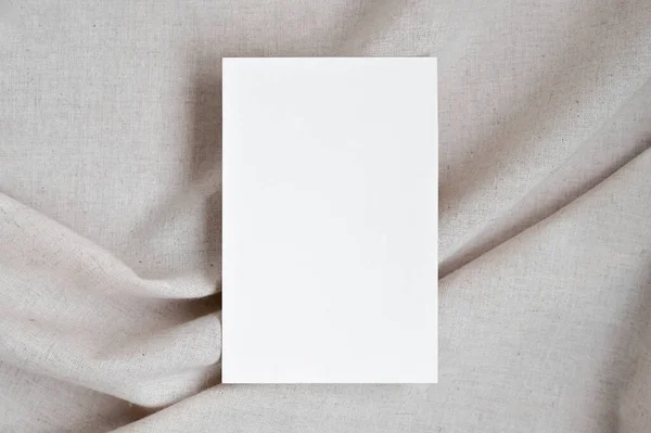 中性米黄色燕麦折皱亚麻布背景的空白白纸卡片造型 带有柔和的阴影 雅致的Boho婚宴邀请函或商务品牌模板 — 图库照片