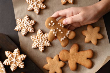Kurabiyeli zencefilli kurabiye, masada çeşitli kurabiyeler, kağıt kaplama arka planında. Geleneksel Noel tatlısı. Üst görünüm, yumuşak seçici odak, yaşam tarzı.