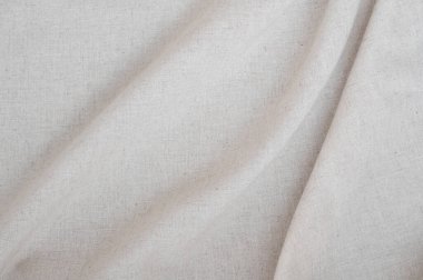 Estetik nötr bej arka plan, soyut kıvrımlı ve doğal gölgeli yumuşak keten kumaş dokusu, minimal ticari markalaşma veya düğün tasarımı şablonu.