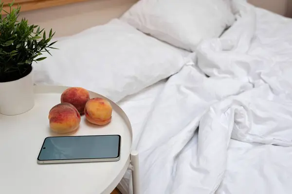 Leeres Unordentliches Rohbett Mit Weißen Kissen Und Decke Nachttisch Mit — Stockfoto