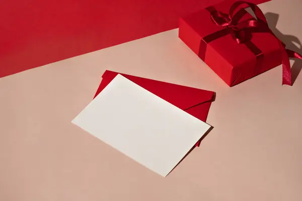 Mockup Cartão Papel Branco Envelope Vermelho Caixa Presente Fundo Bege — Fotografia de Stock