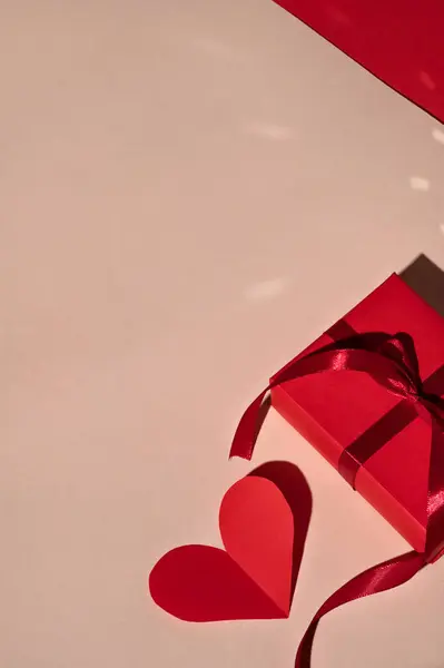 Caixa Presente Vermelho Cartão Forma Coração Papel Valentine Pêssego Fundo — Fotografia de Stock