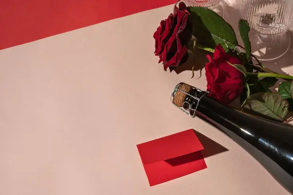 Bukiet Kwiatów Róży Butelka Musującym Winem Czerwona Kartka Papieru Brzoskwiniowym — Zdjęcie stockowe