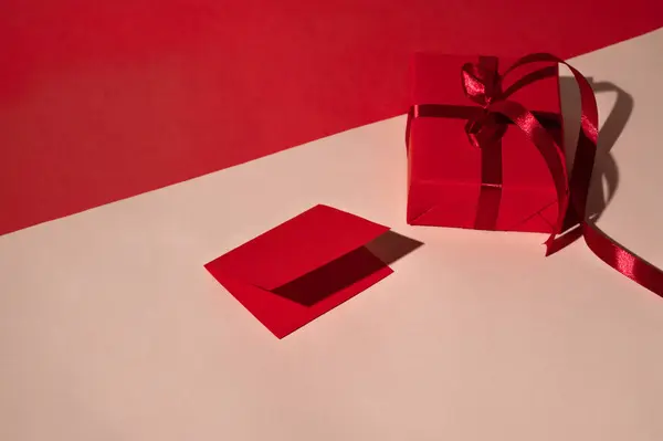 Czerwone Pudełko Kartka Papieru Pastelowym Brzoskwiniowym Czerwonym Tle Geometrycznym Jasnym — Zdjęcie stockowe