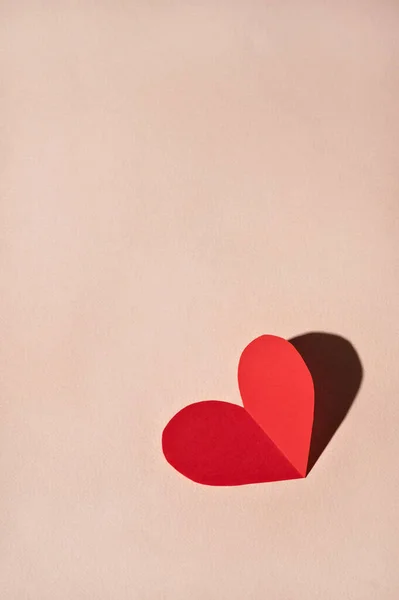 Corazón Papel Rojo Sobre Fondo Beige Pastel Claro Con Luz —  Fotos de Stock