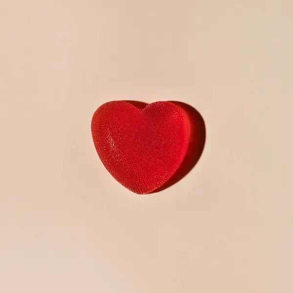 Dulce Caramelo Forma Corazón Rojo Gelatina Sobre Fondo Beige Neutro —  Fotos de Stock