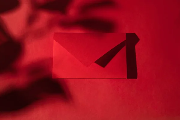 Roter Umschlag Auf Rotem Papier Hintergrund Mit Ästhetischen Natürlichen Floralen — Stockfoto