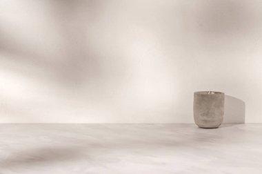 Asgari nötr ürün arkaplan, podyum raf, beton mumlu boş bej mermer masa, sıva dokulu duvar ve soyut güneş ışığı gölgeleri..
