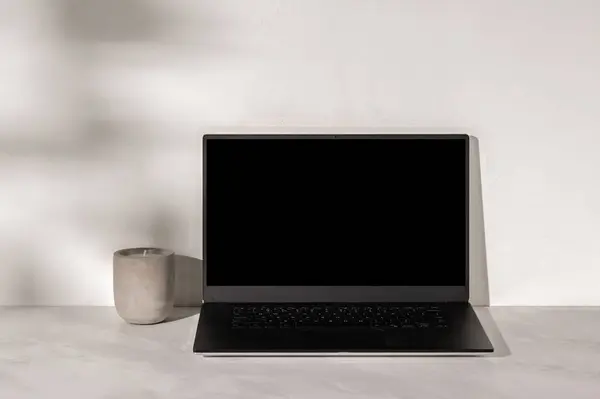 Открытый Ноутбук Компьютер Пустым Черным Экраном Свеча Мраморном Нейтральном Желтом — стоковое фото