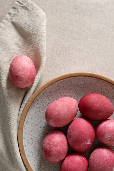 Dyed Pink Easter Eggs Plate Neutral Beige Linen Table Cloth — Stock Photo, Image