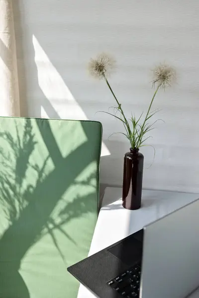 Rahat Ofis Çalışma Alanı Masadaki Dizüstü Bilgisayar Karahindiba Çiçekli Vazo — Stok fotoğraf