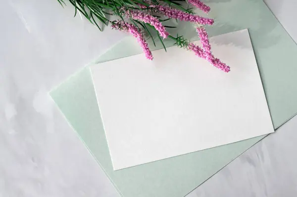 Весняні Естетичні Вітальні Листівки Або Шаблон Запрошення Чиста Паперова Листівка — стокове фото