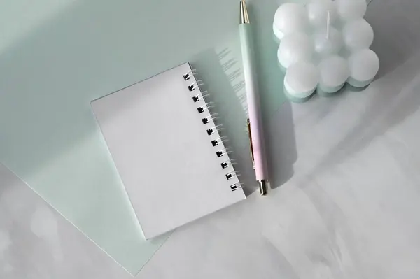 Sfondo Morbido Elegante Tavolo Marmo Verde Pastello Bianco Notebook Aperto — Foto Stock