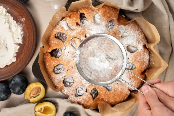Baked Plum Pie Dusted Powdered Sugar Surrounded Raw Ingredients Plum — Stock Photo, Image