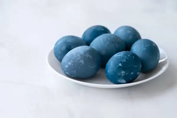 Ovos Páscoa Cor Azul Mesa Branca Fundo Mesa Mármore Neutro — Fotografia de Stock