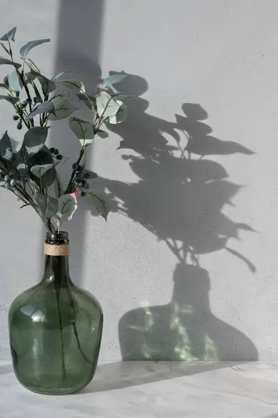 Grønn Vase Med Tregrener Med Frodig Løvverk Nøytral Grå Marmor – stockfoto