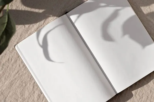 Vista Superior Cuaderno Abierto Con Hojas Vacías Maqueta Sombra Natural — Foto de Stock