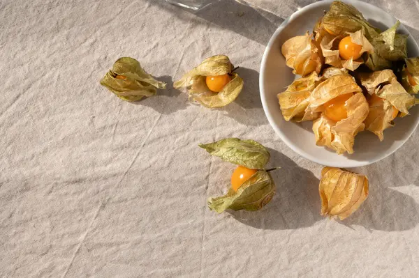 Physalis Berries Plate Beige Table Background Bright Sunlight Top View — Stock Photo, Image