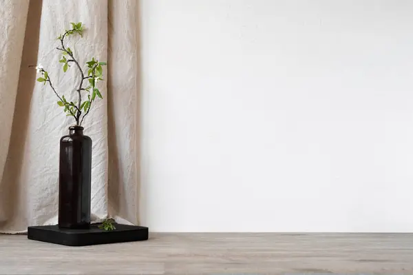 審美的な持続可能な家の内部装飾 空のテーブルの上 コピースペースが付いている白い壁 ベージュのリネンのカーテン 緑の木の枝が付いている茶色の花瓶 製品配置テンプレートをブランディングするためのポリウムバックドロップ — ストック写真