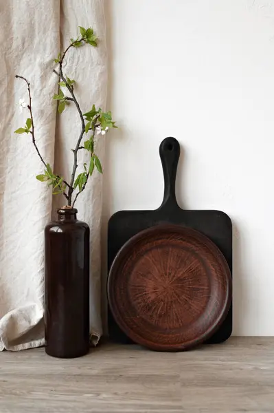 Ästhetisch Nachhaltige Kücheneinrichtung Braune Holzplatte Keramikteller Vase Mit Grüner Pflanze — Stockfoto