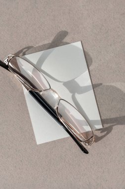 Sosyal medya tasarımı, bardaklar ve kağıt kartlar için minimalist iş konsepti açık kahverengi arka plan ve doğal güneş ışığı gölgeleri.