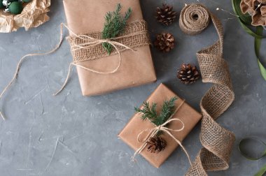 Gri arka planda Noel hediyesi kutuları, üst manzara.