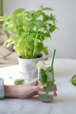 El yapımı bardakla el yapımı yaz kokteyli, mutfak masasında yeşil mojito içeceği..