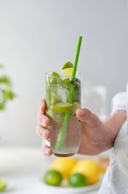 Mojito kokteyli ile el ele tutuşan bardak, yaz ferahlatıcı içecek, yaşam tarzı..