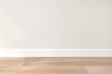 Nötr beyaz desenli duvar doğal ışık, bej ahşap zemin ve etek panosu, ev odası için boş şablon iç ürün arkaplanı, markalaşma tasarım gösterisi için arka plan, kopyalama alanı.