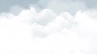 Gökyüzünde Bulutlarla Yatay Uçuyor